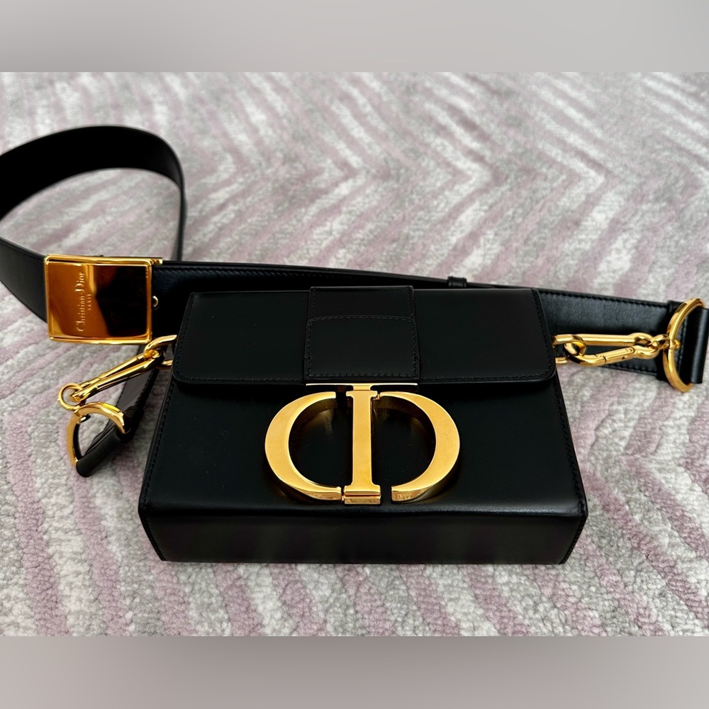 Dior 30 Montaigne crossbody leather bag in black. Excellent condition